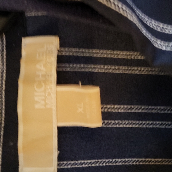 A dress shirt from Michael  kors , has zipper enstead of buttons. - Picture 2 of 4